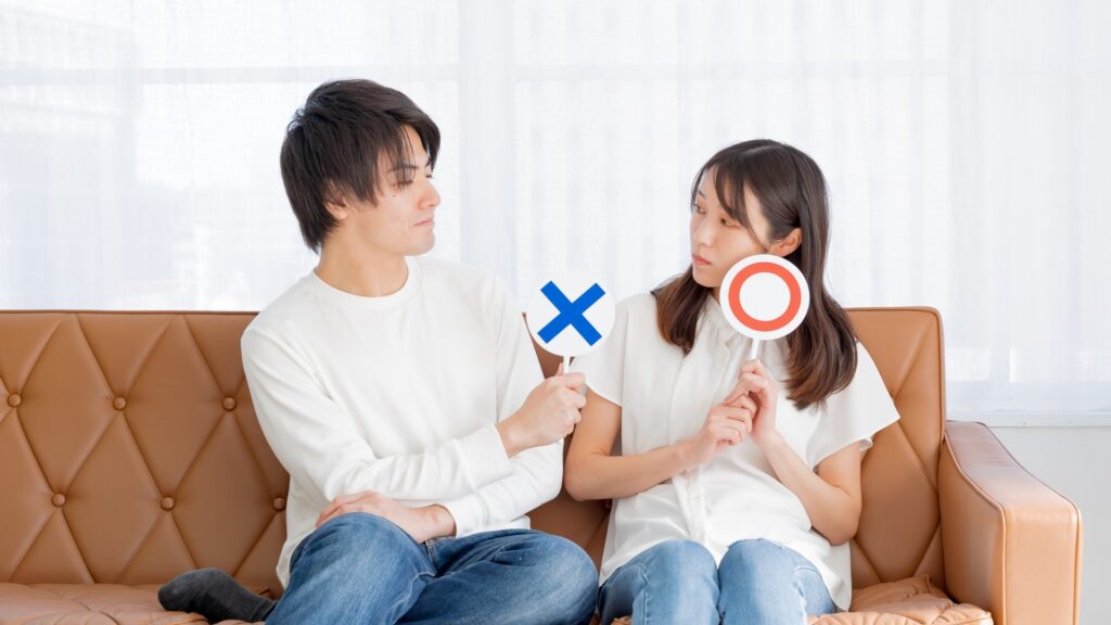 まるとばつをもつ反対意見の男女