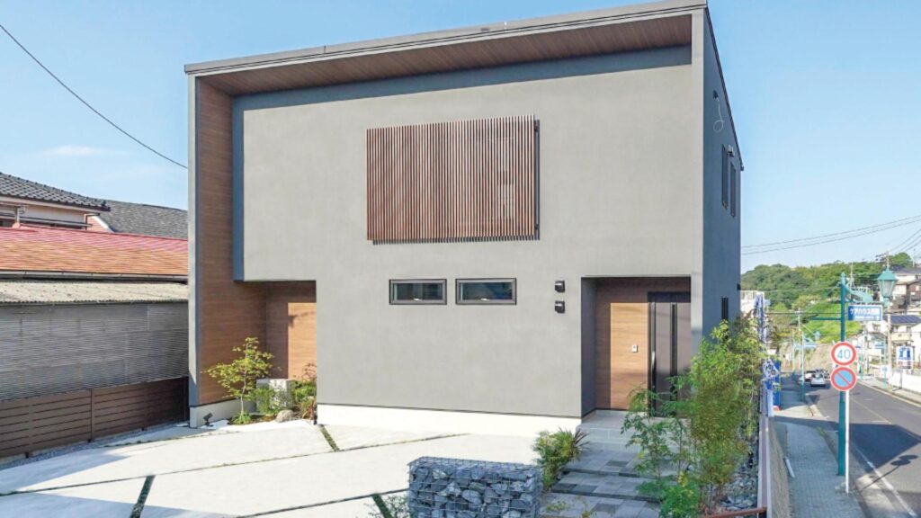 グレーの外壁が特徴的な住宅の外観