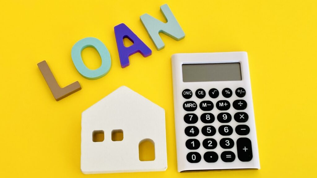 LOANの文字、家の模型、電卓