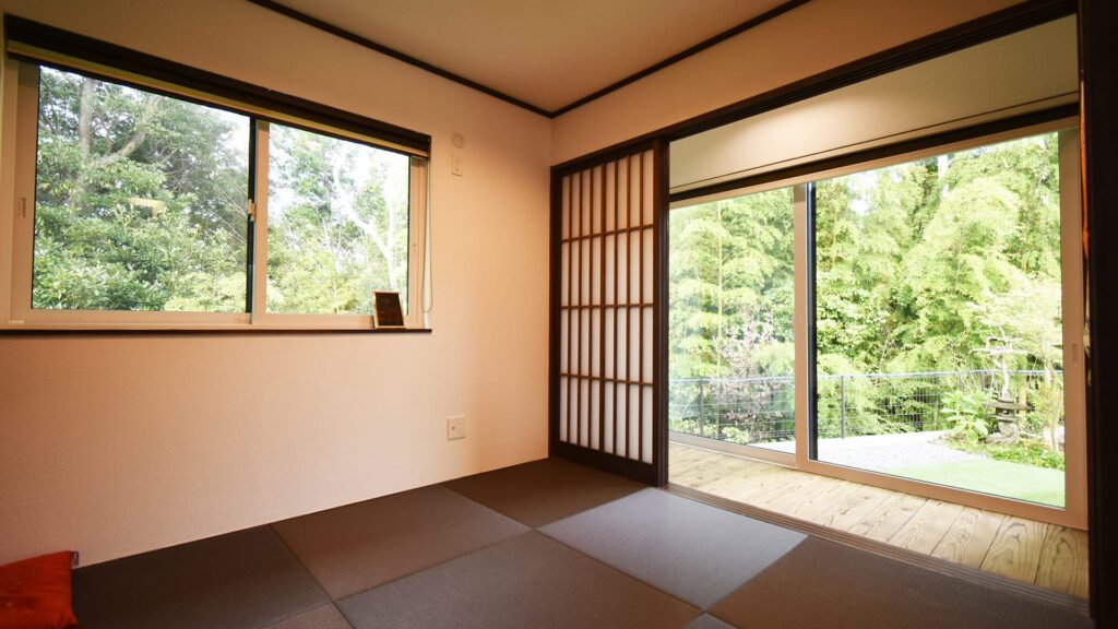 丸和建設が手がけた緑を取り込む和室