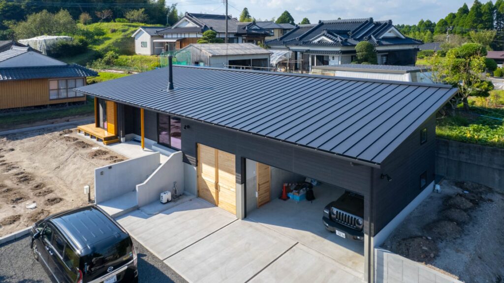 おばま工務店が手がけたビルトインガレージのある平屋の住まいの外観