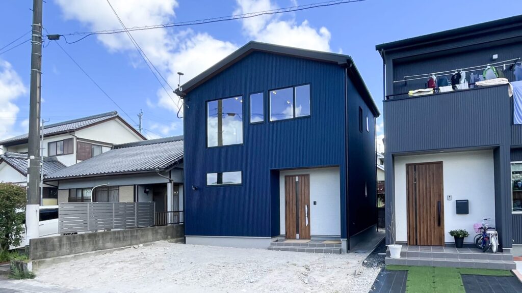 三洋ハウスが手がけた青い外壁が特徴的な住まい
