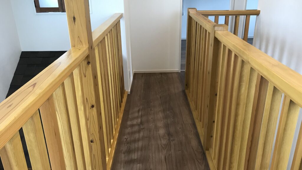 木製の廊下と手すり